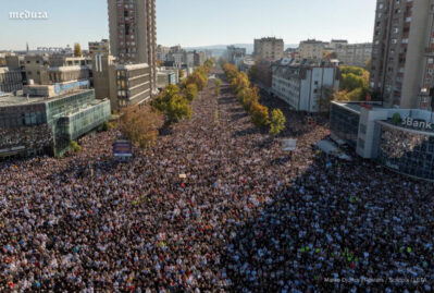 Minlərlə serb küçələrə çıxdı - Prezident üzr istəməyə məcbur oldu