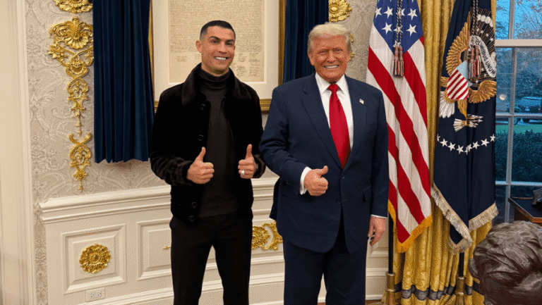Tramp Ağ Evdə Ronaldo ilə futbol "oynadı" - VİDEO