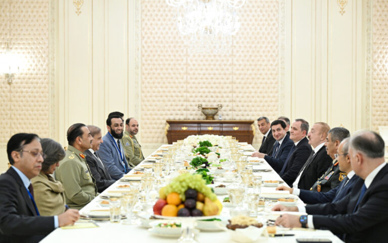 İlham Əliyev Şahbaz Şəriflə nahar etdi