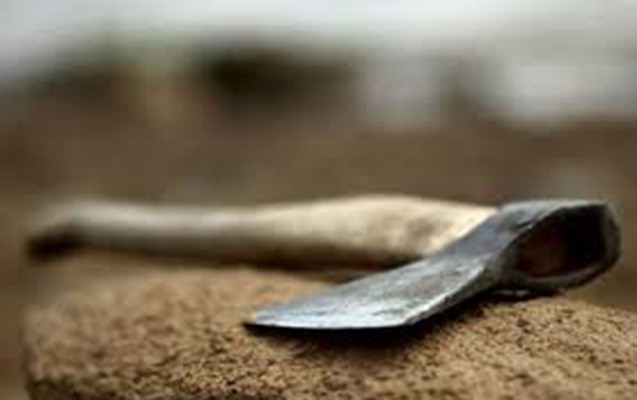 Qubada 34 yaşlı kişi baltalandı, qohumu saxlanıldı