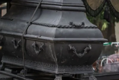 70 yaşlı kişi öz dəfn mərasimində dirildi