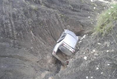 Sumqayıtda avtomobil dərəyə aşdı