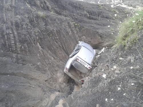 Sumqayıtda avtomobil dərəyə aşdı