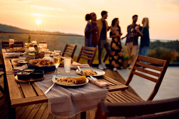 Ayağını bişirib dostlarına yedirdi... - Dedikləri dəhşətə gətirdi