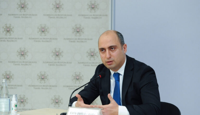 Nazir Feysbukda səhvini tutan şəxsə belə cavab verdi - FOTOLAR