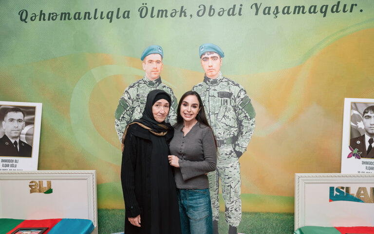 Leyla Əliyeva 2 oğlu şəhid olan ananın evində - FOTOLAR
