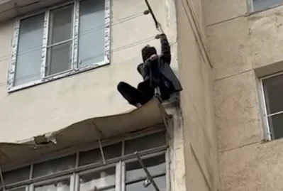 Bakıda qorxulu anlar: kişi eyvanlar arasında ilişib qaldı – VİDEO