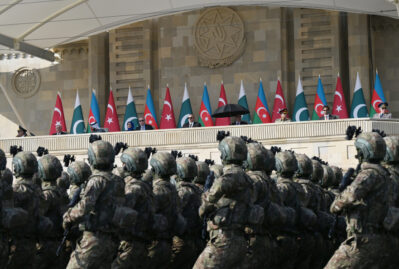 Bu ölkələrin rəsmiləri də paradı izlədi