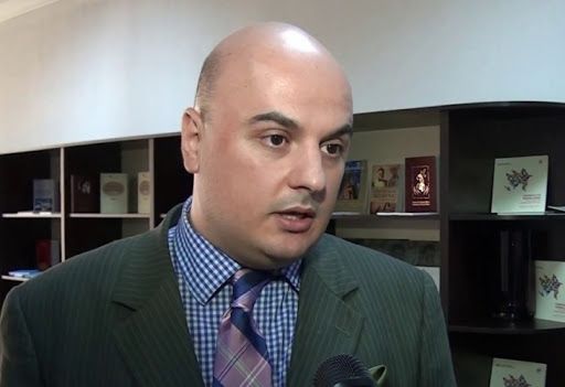 Bu ölkənin prezidenti qorxudan fərqli evlərdə gecələyir - silahdaşları qaçmağa hazırlaşır