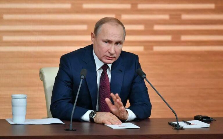 Putin ermənipərəst aparıcıya orden verdi - FOTO
