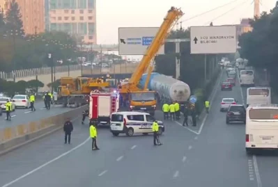 Binəqədidə qəza: nəqliyyatın hərəkətinə məhdudiyyət tətbiq edildi