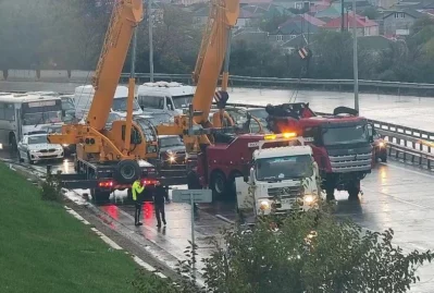 Bakıda evakuator aşdı: yola yağ və yanacaq dağıldı - FOTO