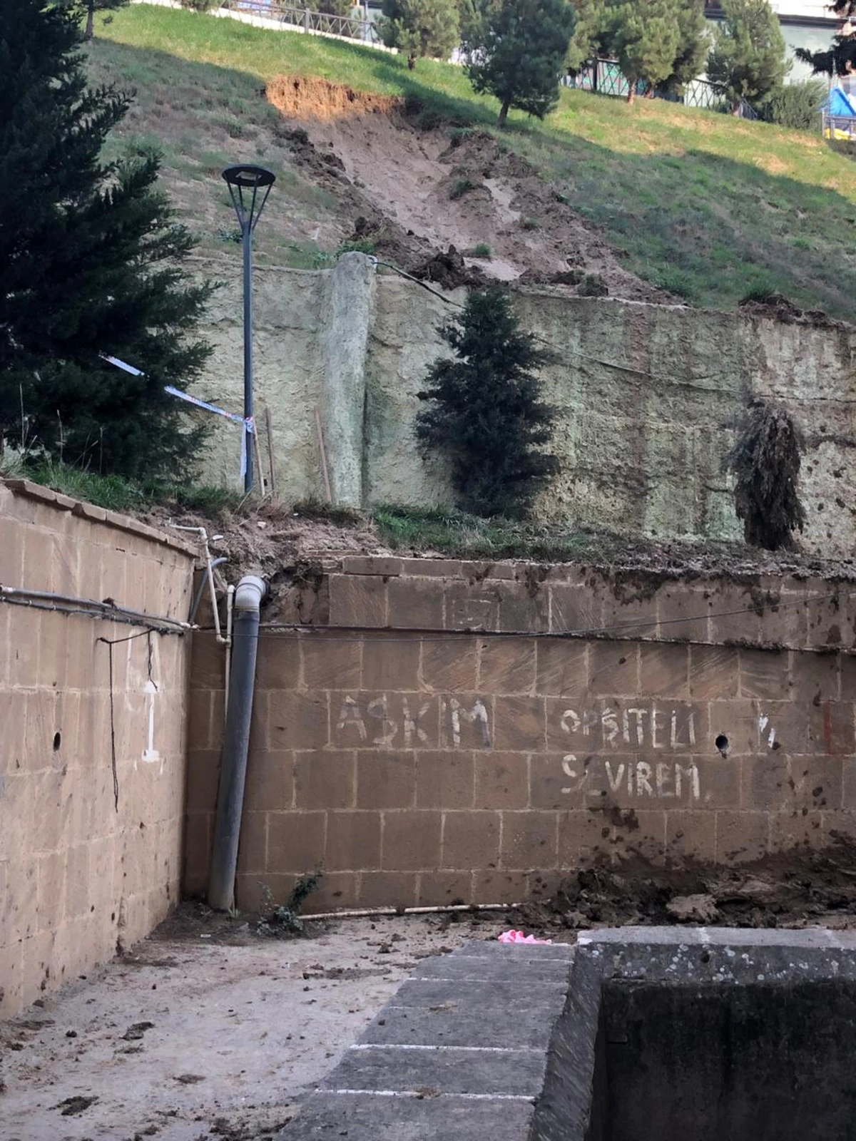 Əhmədlidəki sürüşmə ilə bağlı yeni xəbər - FOTOLAR 3 Əhmədlidəki sürüşmə ilə bağlı yeni xəbər - FOTOLAR