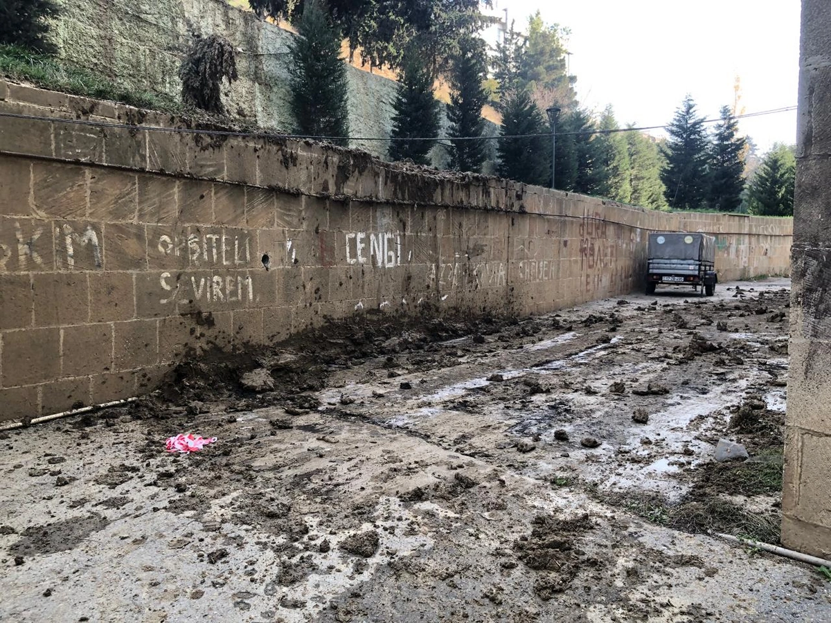 Əhmədlidəki sürüşmə ilə bağlı yeni xəbər - FOTOLAR 4 Əhmədlidəki sürüşmə ilə bağlı yeni xəbər - FOTOLAR