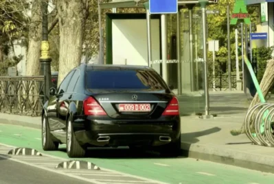 Səfirlik avtomobili Bakıda qaydaları pozdu