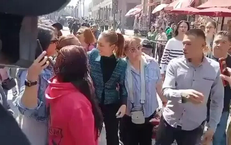 Xanım prezidenti öpməyə çalışdı - VİDEO