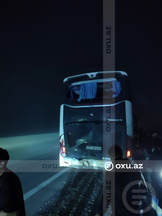 Kürdəmirdə qəza: yük maşını avtobusa çırpıldı – FOTOLAR