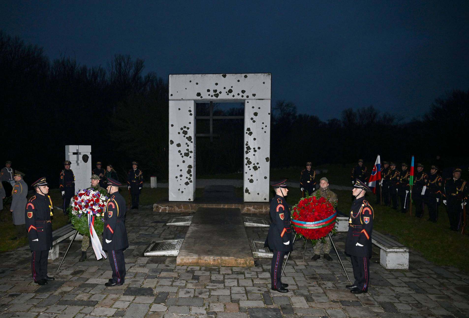 Azərbaycan və Slovakiya Prezidentləri “Azadlıq Qapısı” abidəsini ziyarət ediblər