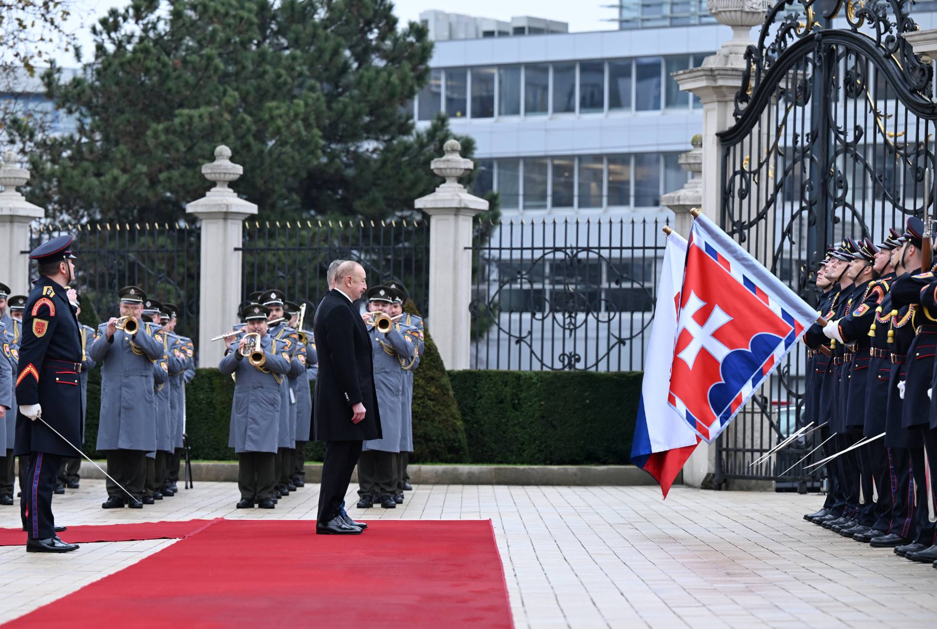 Prezident İlham Əliyevin Bratislavada rəsmi qarşılanma mərasimi olub