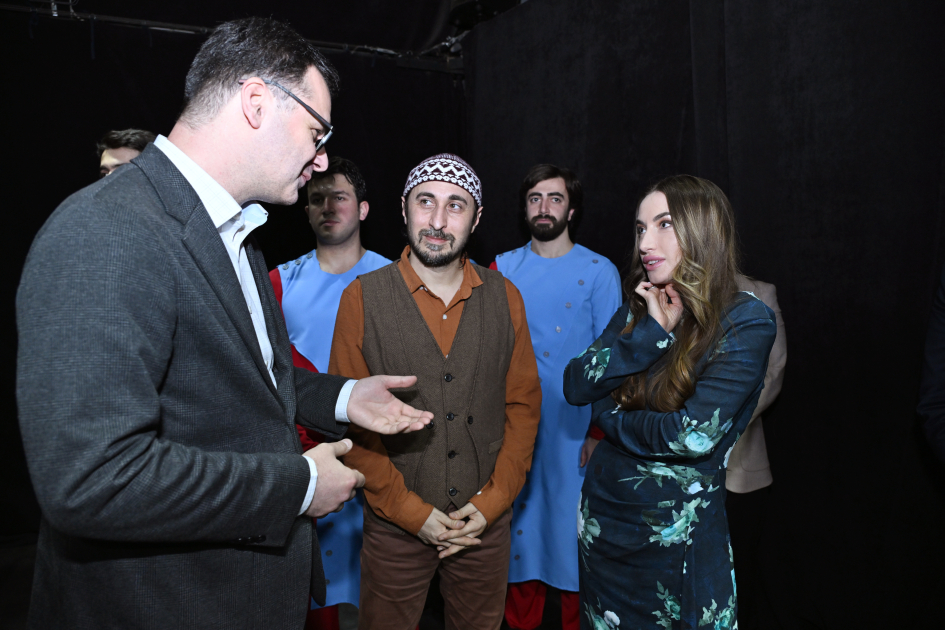 Prezidentin qızı ilə gəlini “Romeo və Cülyetta”nı izlədi – FOTOLAR