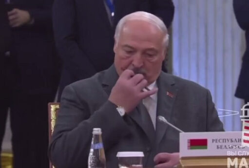 Lukaşenkonun liderlərin yanında hərəkəti gündəm oldu - VİDEO
