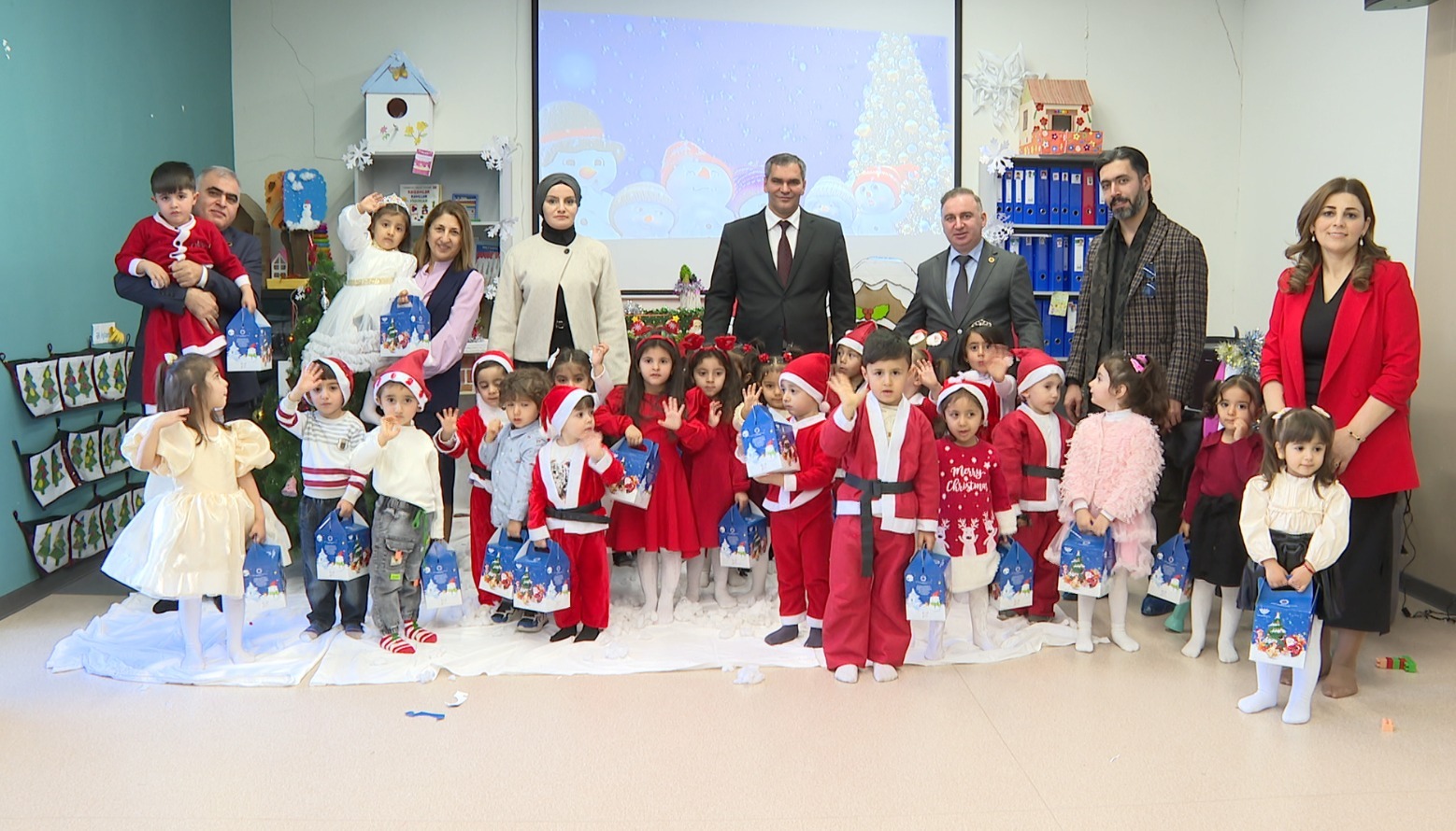 AHİK uşaqlar üçün bayram şənlikləri təşkil edib - Fotolar 5 AHİK uşaqlar üçün bayram şənlikləri təşkil edib - Fotolar