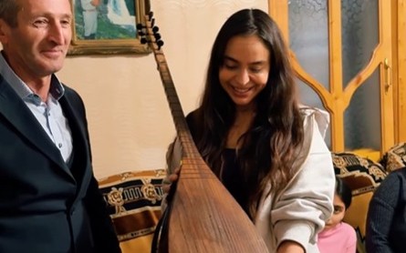 Leyla Əliyeva qonaq getdiyi evdə saz havası dinlədi – VİDEO