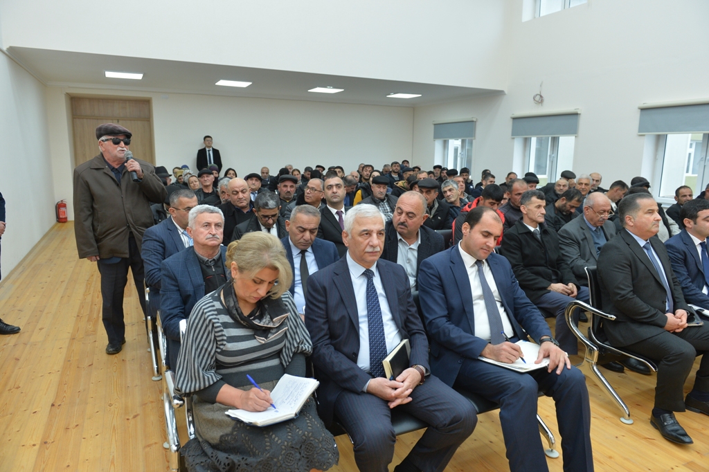 Taleh Qaraşov cari ilin sonuncu səyyar görüş-qəbulunu keçirdi - FOTOLAR 3 Taleh Qaraşov cari ilin sonuncu səyyar görüş-qəbulunu keçirdi - FOTOLAR