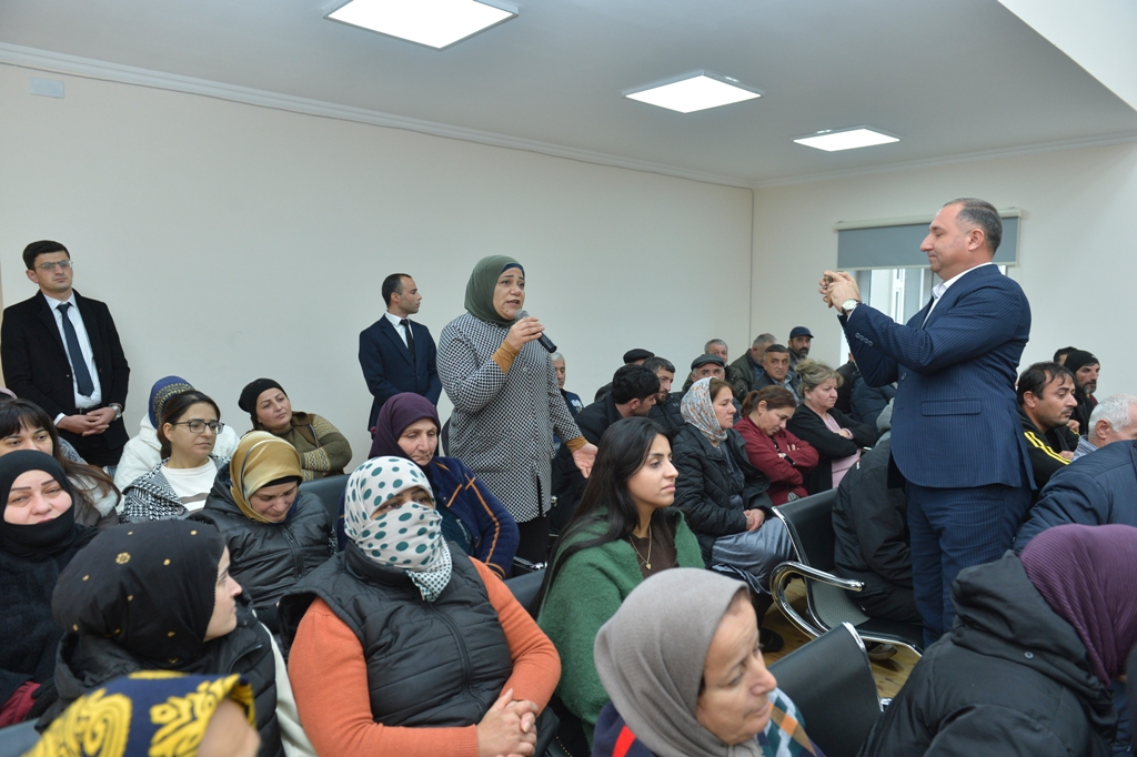 Taleh Qaraşov cari ilin sonuncu səyyar görüş-qəbulunu keçirdi - FOTOLAR 4 Taleh Qaraşov cari ilin sonuncu səyyar görüş-qəbulunu keçirdi - FOTOLAR