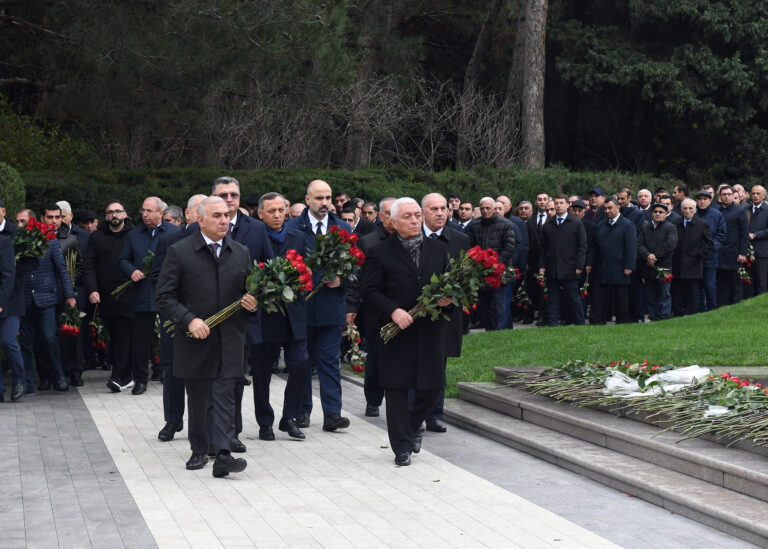 “AzərEnerji” və “Azərişıq” ASC-lərin kollektivləri Fəxri xiyabanda - FOTOLAR
