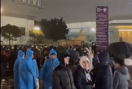 "Qarabağ" azarkeşləri yağışa baxmayaraq stadiona axışır – VİDEO