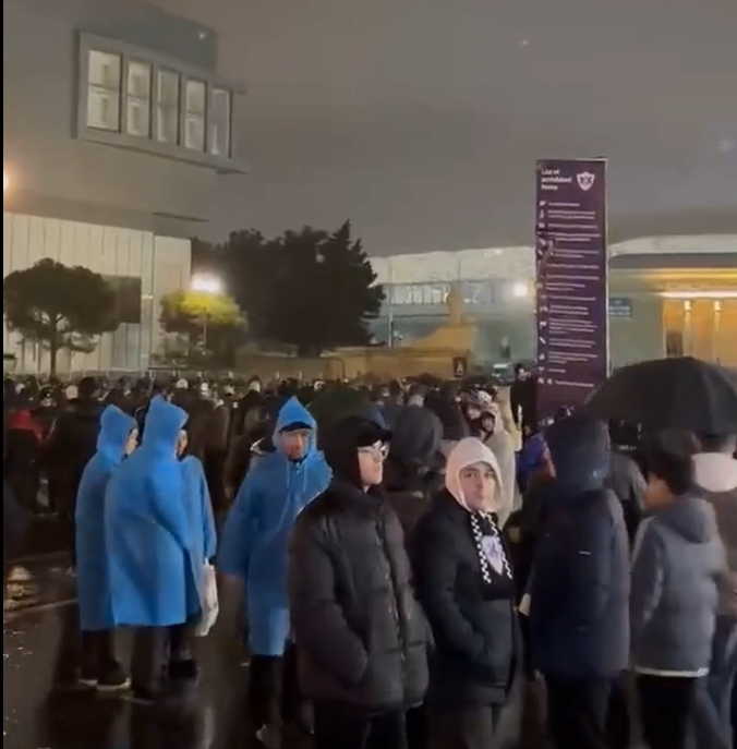 "Qarabağ" azarkeşləri yağışa baxmayaraq stadiona axışır – VİDEO