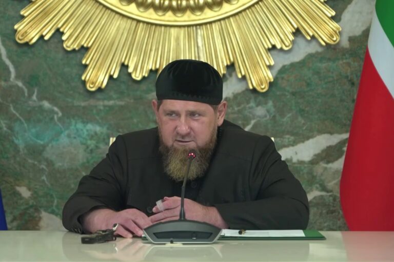"Əgər döyüşçüsünüzsə, gəlin üz-üzə vuruşaq" - Kadırov onlara "hədiyyə" vəd etdi