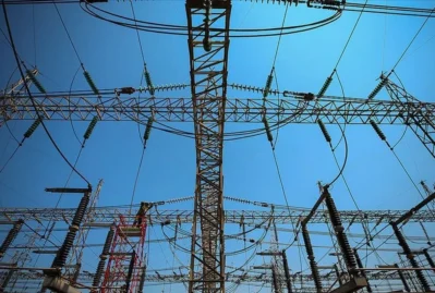 35 yaşlı kişi elektrik dirəyinə çıxdı, iki rayon işıqsız qaldı