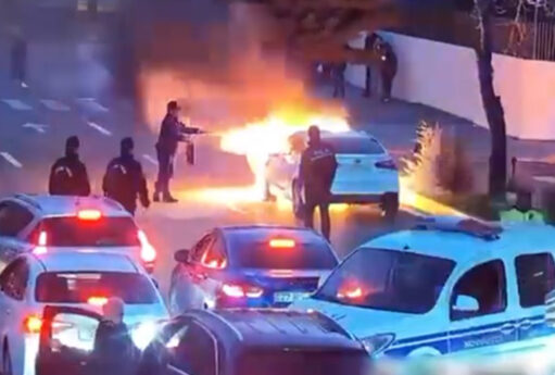 Bakının mərkəzində maşın alışdı - VİDEO