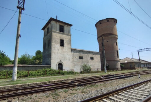 Dostları ilə mərcləşib dirəyə çıxdı, xəstəxanalıq oldu