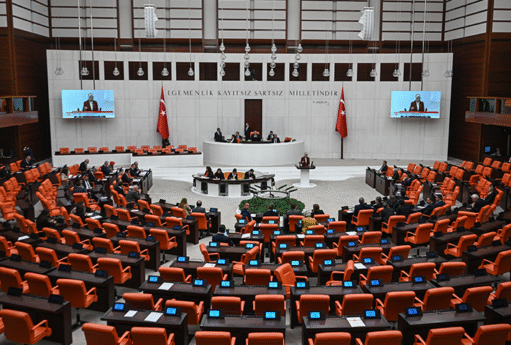 Türkiyə bu skandalla çalxalanır: Yeniyetmə qız mesajı göstərdi, parlament qarışdı 21 Türkiyə bu skandalla çalxalanır: Yeniyetmə qız mesajı göstərdi, parlament qarışdı