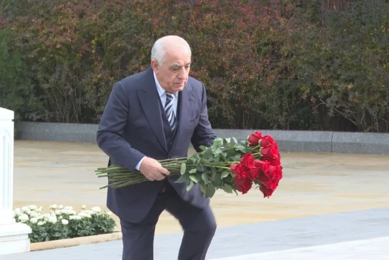 Əli Əsədov Heydər Əliyevin məzarını ziyarət etdi