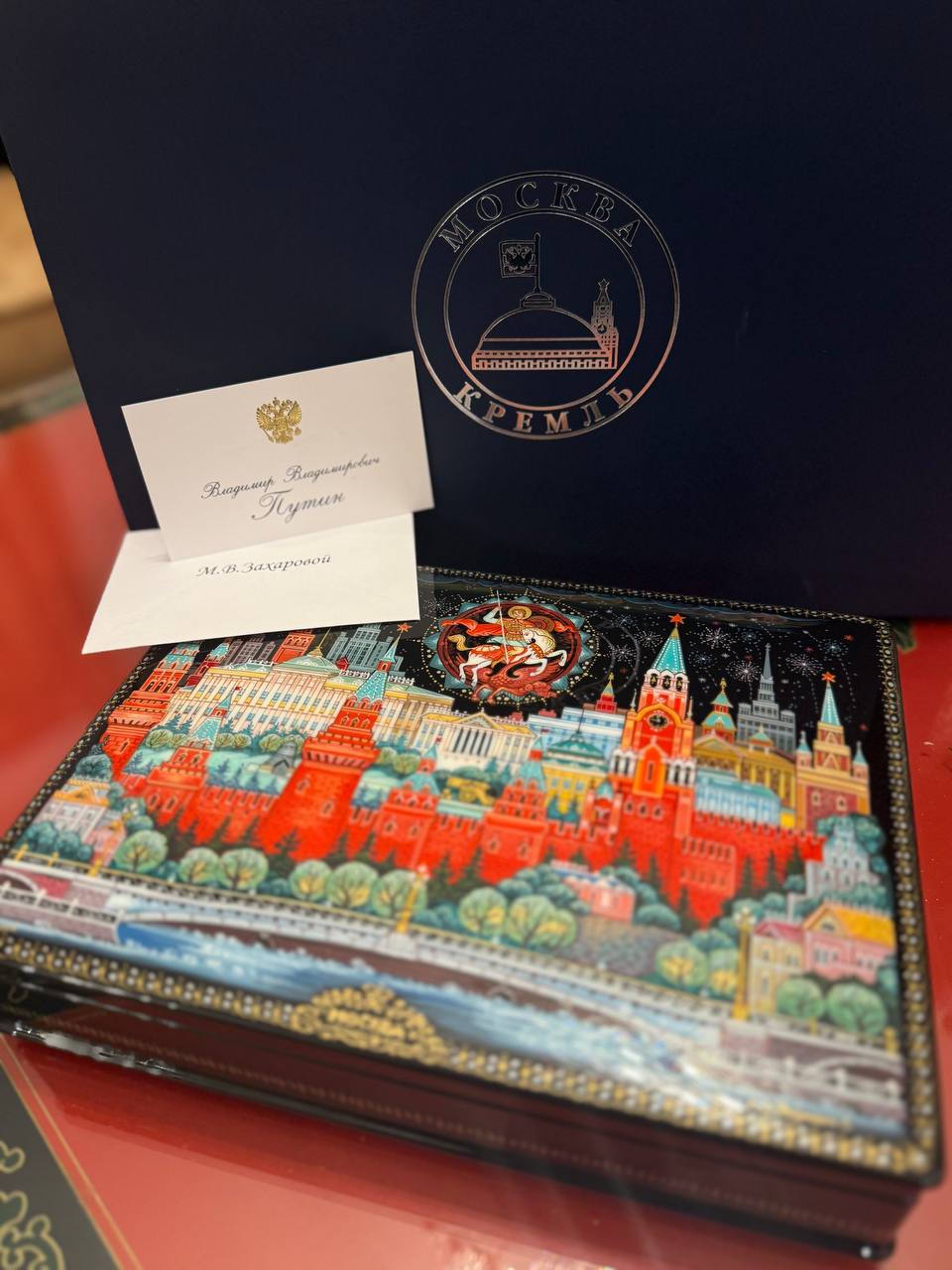 Zaxarova Putinin ona verdiyi hədiyyəni paylaşdı - FOTO