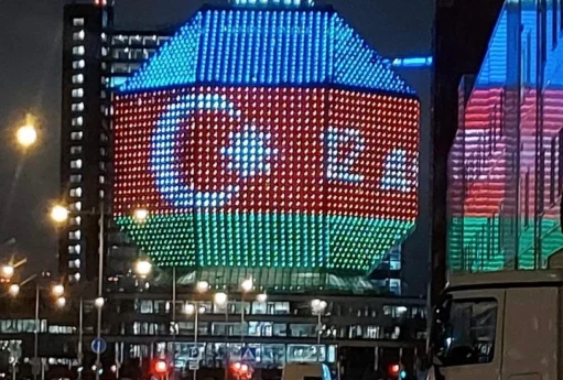 Belarusun Milli Kitabxanası bayrağımızın rənglərində... - VİDEO