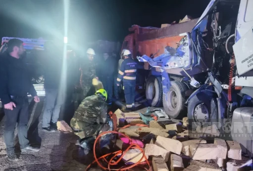 İki yük maşını toqquşdu, bir nəfər öldü