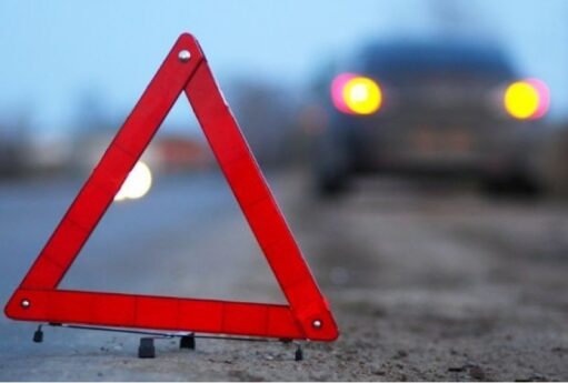 Əks yola çıxan maşın qaz borusuna çırpıldı, yanğın oldu – VİDEO