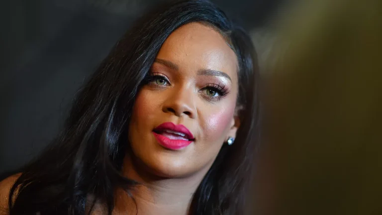 Rihannanın geyimi tənqid edildi: "Çox gülməlidir!" - FOTO