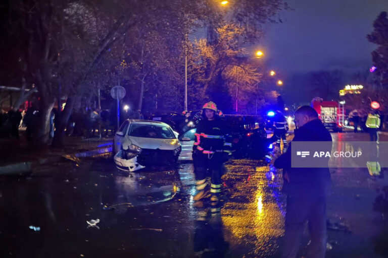 Bakıda ayıq sürücü qəza törətdi: yaralananlar var - VİDEO