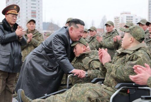 Kim Çen Rusiyadan qayıdan hərbçilərlə görüşdü - FOTO