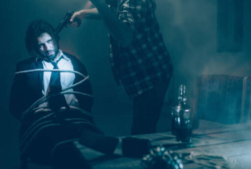 Bacısı oğlu və azyaşlı uşağının başına silah dayayıb girov götürdü