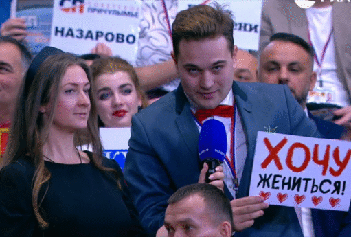 Sevgilisinə evlilik təklif etdi: Putini toyuna çağırdı - VİDEO