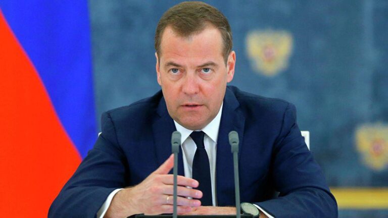 Medvedevdən Zelenskinin referendum açıqlamasına sərt reaksiya