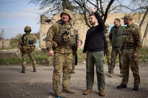 Zelenski Putinin “ələ keçirmişik” dediyi şəhərə getdi - VİDEO