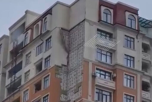 Bakıda binanın fasadı uçdu - VİDEO